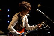 高田漣「ロッカデリック・アンサンブル」の様子。（撮影：三浦憲治）
