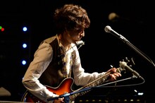 高田漣「ロッカデリック・アンサンブル」の様子。（撮影：三浦憲治）