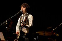 高田漣「ロッカデリック・アンサンブル」の様子。（撮影：三浦憲治）