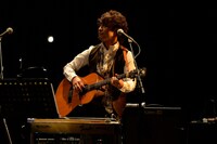 高田漣「ロッカデリック・アンサンブル」の様子。（撮影：三浦憲治）