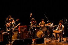 小山田圭吾とムッシュかまやつを交えセッションする高田漣。（撮影：三浦憲治）