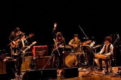 小山田圭吾とムッシュかまやつを交えセッションする高田漣。（撮影：三浦憲治）