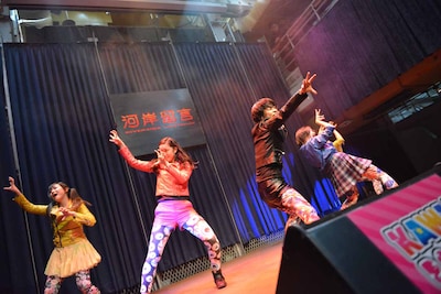 「KAWAII POP FES by＠JAM in台湾」Dancing Dollsのライブの様子。