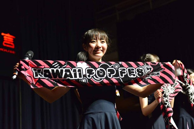 「KAWAII POP FES by＠JAM in台湾」のグッズをアピールする富永美杜。