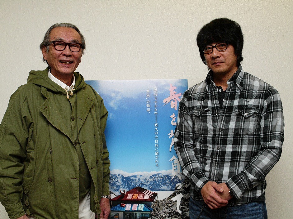 左から木村大作監督、山崎まさよし。