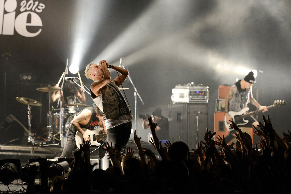 「MAD Ollie 2013 POWERD BY MONSTER ENERGY」出演時のcoldrain。