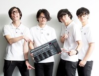 BOSS ME-80を手にするMONOBRIGHT。