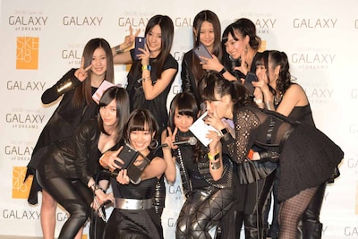 自撮りする須田亜香里。