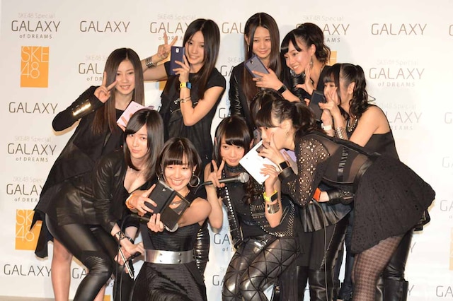 自撮りする須田亜香里。