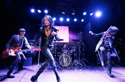「T-BOLAN THE MOVIE～あの頃、みんなT-BOLANを聴いていた～」完成披露試写会でパフォーマンスを披露するT-BOLAN。