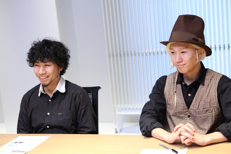 左から吉田結威（G, Vo）、山田義孝（Vo）。