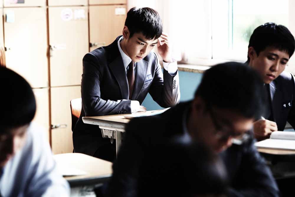 映画「同窓生」からのワンシーン。 (c)2013 SHOWBOX/MEDIAPLEX INC. AND THE LAMP CO., LTD. ALL RIGHTS RESERVED.