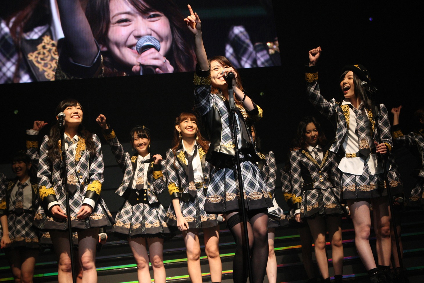 新曲「前しか向かねえ」を披露するAKB48新選抜メンバー。 (C)AKS
