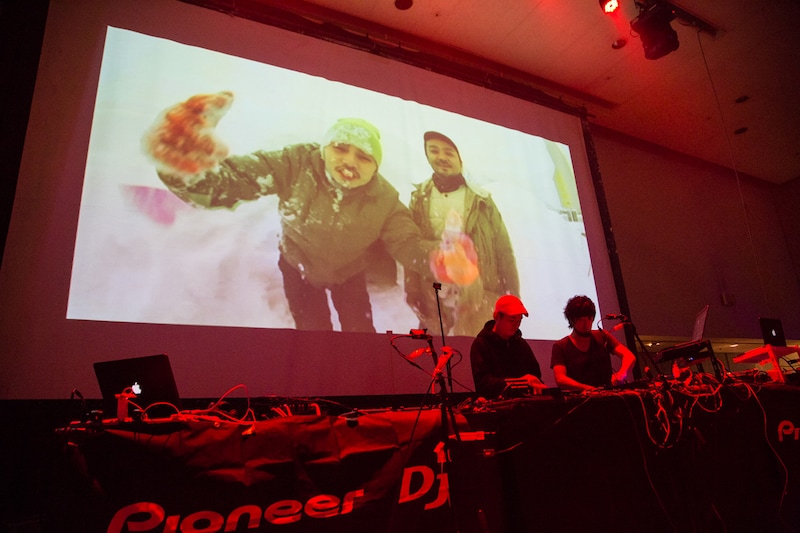 HIFANA＋鎮座DOPENESS＋DJ Uppercutによるパフォーマンスのオープニング時。（Photo by Takanori Tsukiji [STARSERVERCLUB]）