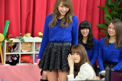 新コーナー「さゆりんごの、おさわり占い」の様子。