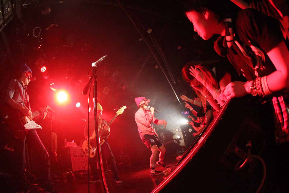 this is not a businessワンマンライブ 「オオカミさんの聖地でやらせてもらえるのがこの上ない喜びgood!!ライブ by 天狗」の様子。