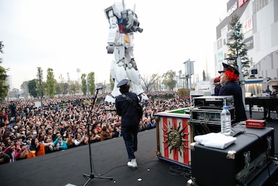 実物大ガンダム立像のそびえ立つダイバーシティ東京プラザフェスティバル広場でライブを展開するSEKAI NO OWARI。 （Photo by Yosuke Kamiyama）