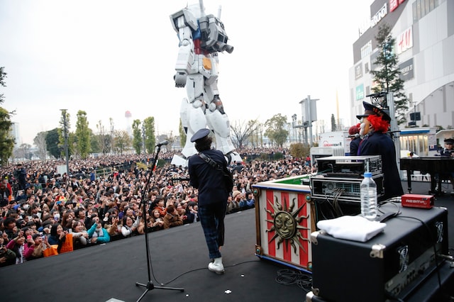 実物大ガンダム立像のそびえ立つダイバーシティ東京プラザフェスティバル広場でライブを展開するSEKAI NO OWARI。 （Photo by Yosuke Kamiyama）