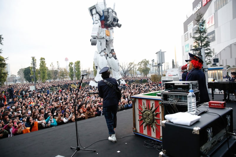 実物大ガンダム立像のそびえ立つダイバーシティ東京プラザフェスティバル広場でライブを展開するSEKAI NO OWARI。 (Photo by Yosuke Kamiyama)