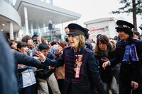 フリーライブ会場に登場するSaori、Nakajin。 （Photo by Yosuke Kamiyama）