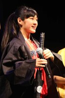 「HMV presents『なにわのはにわ』レインボーツアー出陣式」にて、出陣の挨拶をする奈良崎とわ。