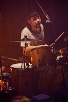 対馬祥太郎（Dr）（撮影：上飯坂一）