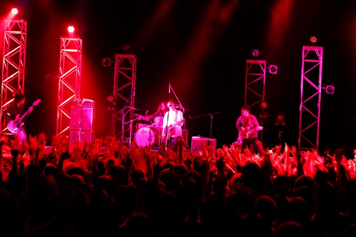 「ニコ タッチズ ザ ウォールズ ノ フェスト」東京公演よりクリープハイプのライブの様子。（撮影：上飯坂一）