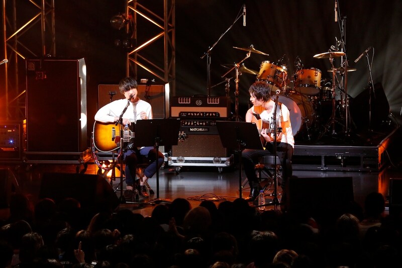 「ニコ タッチズ ザ ウォールズ ノ フェスト」東京公演より尾崎世界観と光村龍哉のセッションの様子。（撮影：上飯坂一）