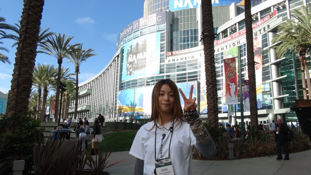 「the NAMM show 2014」会場前で記念撮影をする片平里菜。