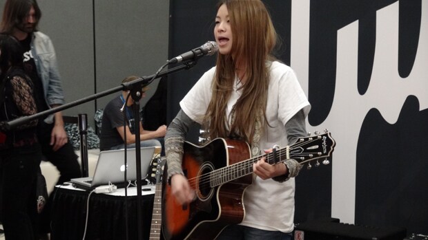 「the NAMM show 2014」で海外初ライブを行う片平里菜。