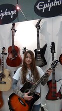 「the NAMM show 2014」ギブソンブースで記念撮影をする片平里菜。
