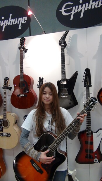 「the NAMM show 2014」ギブソンブースで記念撮影をする片平里菜。