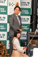 薪ストーブに火を入れる林芳正農林水産大臣と生駒里奈。