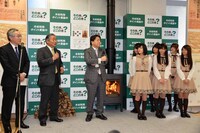 「木材利用ポイント対象製品 薪ストーブ火入れ式」の様子。