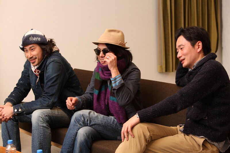 左から平床政治(G)、岡本洋平(Vo, G)、若井悠樹(Wolf)。