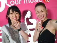 左から家入レオ、小柳ゆき。