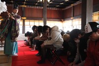 秩父神社で合格祈願をする様子。