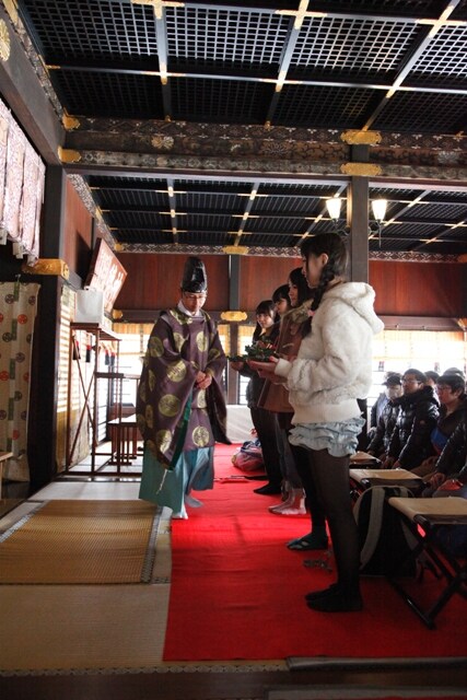 秩父神社で合格祈願をする様子。