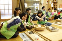 蕎麦打ちに挑戦する乙女新党。