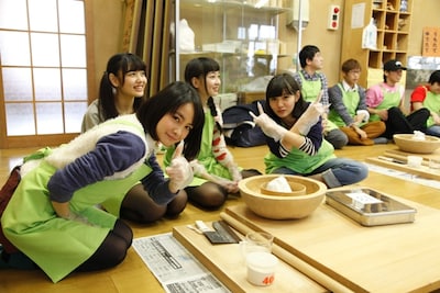蕎麦打ちに挑戦する乙女新党。
