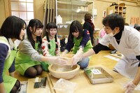 蕎麦打ちに挑戦する乙女新党。