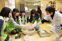 蕎麦打ちに挑戦する乙女新党。