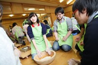 蕎麦打ちに挑戦する乙女新党。