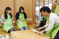 蕎麦打ちに挑戦する乙女新党。