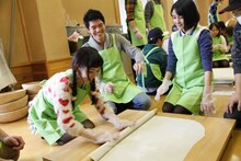 蕎麦打ちに挑戦する乙女新党。