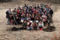 ファンクラブ「乙女新党後援会」と記念撮影をする乙女新党。