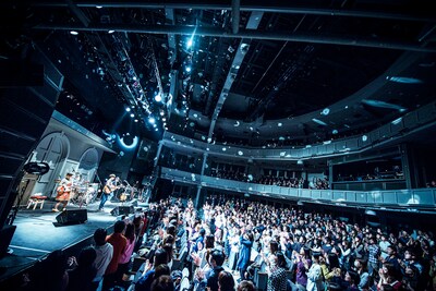 D.W.ニコルズ「『SUNRISE』リリース記念 2014 ニューイヤーコンサート in TOKYO」の様子。（撮影：田中聖太郎）