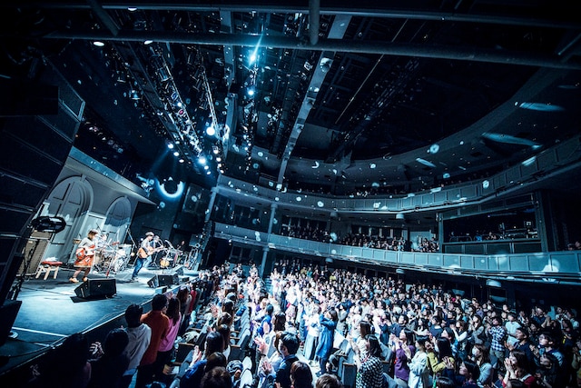 D.W.ニコルズ「『SUNRISE』リリース記念 2014 ニューイヤーコンサート in TOKYO」の様子。（撮影：田中聖太郎）