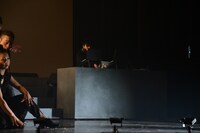 舞台上手にはターンテーブルが設置されており、KREVAの相棒・熊井吾郎が曲を流している。