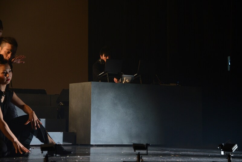 舞台上手にはターンテーブルが設置されており、KREVAの相棒・熊井吾郎が曲を流している。